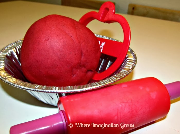 Apple pie playdough recipe! Fun fall sensory play for toddlers and preschoolers! 