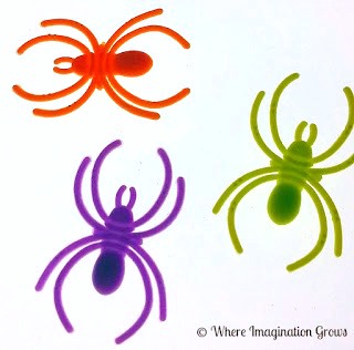 halloween-light-play-activities-spiders