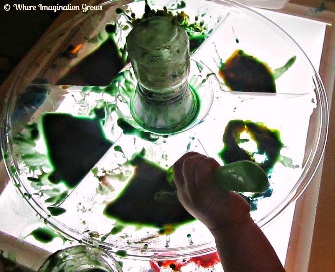 Light table color mixing activity for preschoolers! A hands on science activity with baking soda and vinegar for kids!