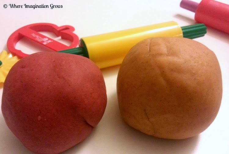 Pumpkin and Apple Pie scented playdough recipe! Perfect fall play dough activity for toddlers and preschoolers! 