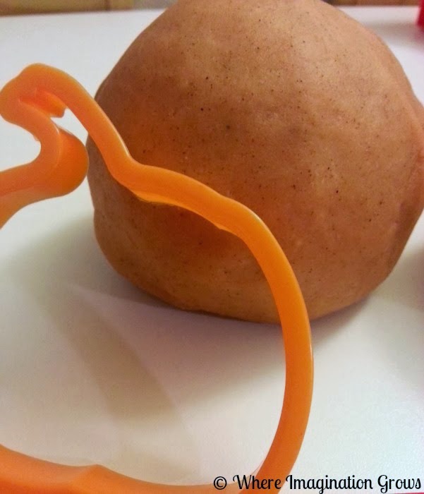 Pumpkin Pie scented playdough recipe! Perfect fall play dough activity for toddlers and preschoolers! 