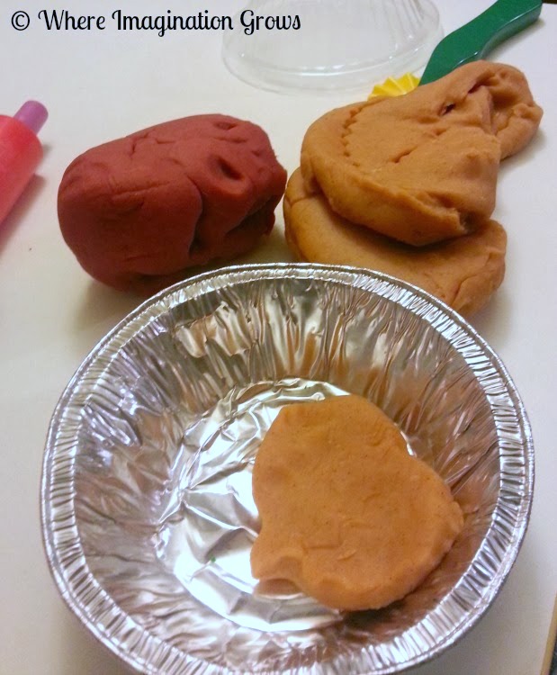 Pumpkin and apple pie scented playdough recipe! Perfect fall play dough activity for toddlers and preschoolers! 