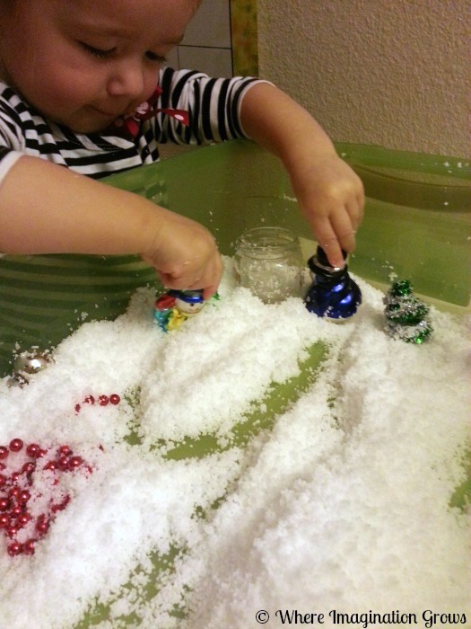 Simple Christmas sensory play activity with pretend snow! Your toddlers and preschoolers will love this scented sensory box!