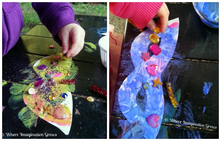 Mardi Gras mask craft for toddlers & preschoolers! A fun craft that uses glitter and gems to make colorful masks!