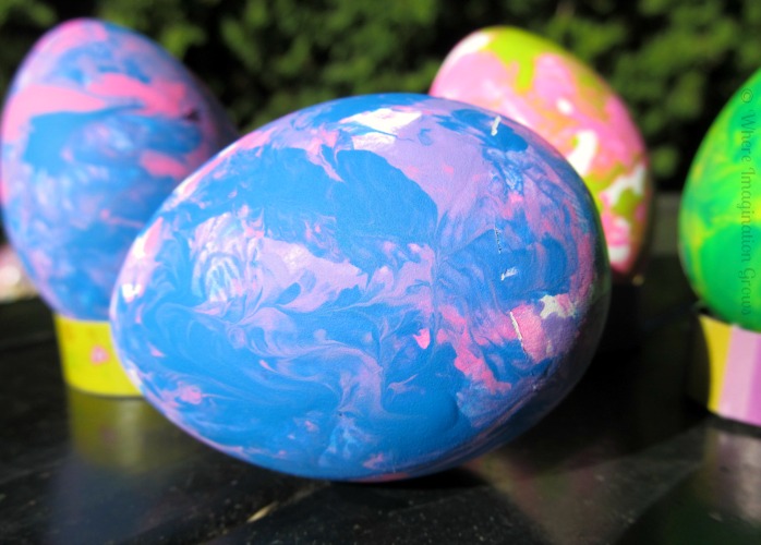 Easy Easter Ideas for Toddlers! Marbleized Easter Egg Craft!