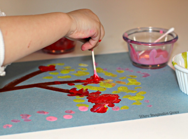 Cotton swab tree craft for toddlers and preschoolers! A simple fine motor art project that can be used in fall or spring! Teach kids about tree life cycles through art! 