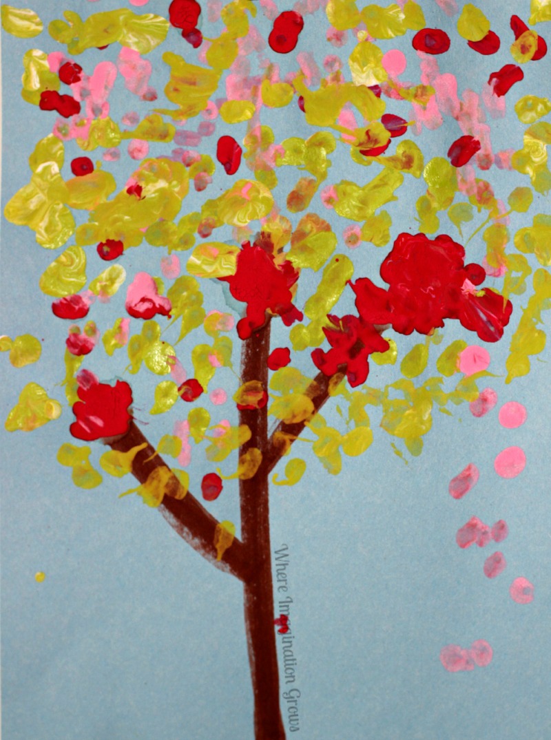 Cotton swab tree craft for toddlers and preschoolers! A simple fine motor art project that can be used in fall or spring! Teach kids about tree life cycles through art! 