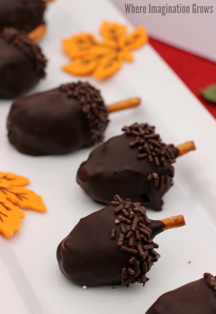 OREO Cookie Ball Acorns Recipe! Easy Thanksgiving treat to make! #OREOCookieBalls