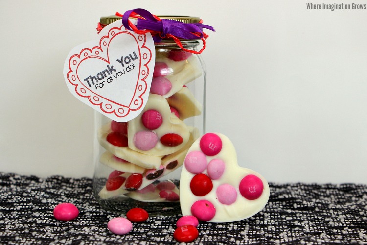 Valentine's Day Candy Bark Recipe for Daycare & Teacher Gifts! Free teacher appreciation printable tags! #SendSweetness