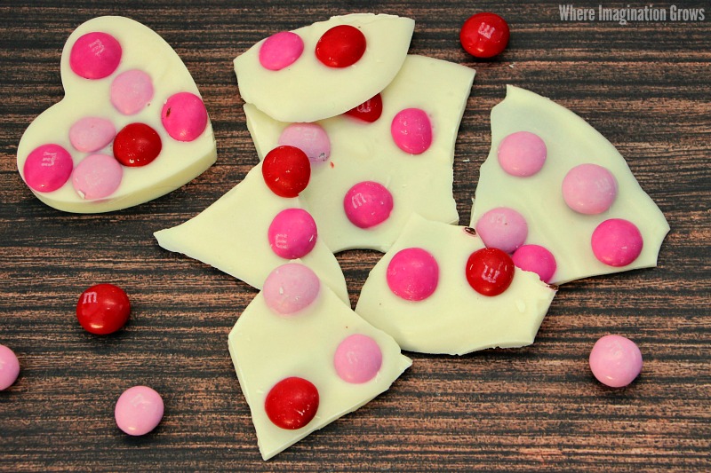 Valentine's Day M&M's® & White Chocolate Bark Recipe Kids Can Make! Simple homemade teacher gift idea!!