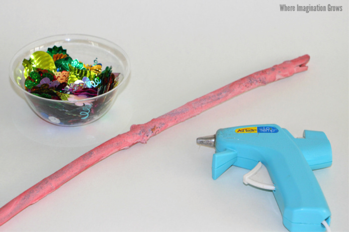 Shimmering Fairy Wand Craft for Kids! A simple backyard fairy craft for preschooler!