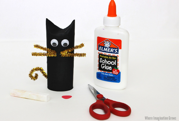 Toilet paper black cat craft for kids to make this Halloween! Simple art project for preschoolers and kindergartners! 