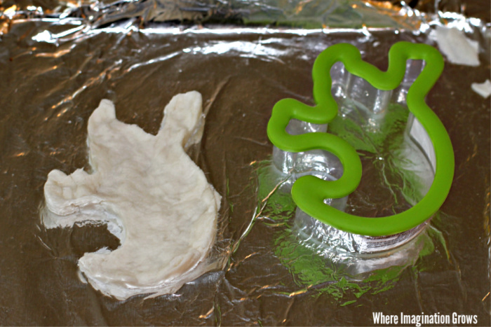 Halloween Ghosts & Bats from pressed toilet paper! A simple toilet paper craft for preschoolers to make this Halloween