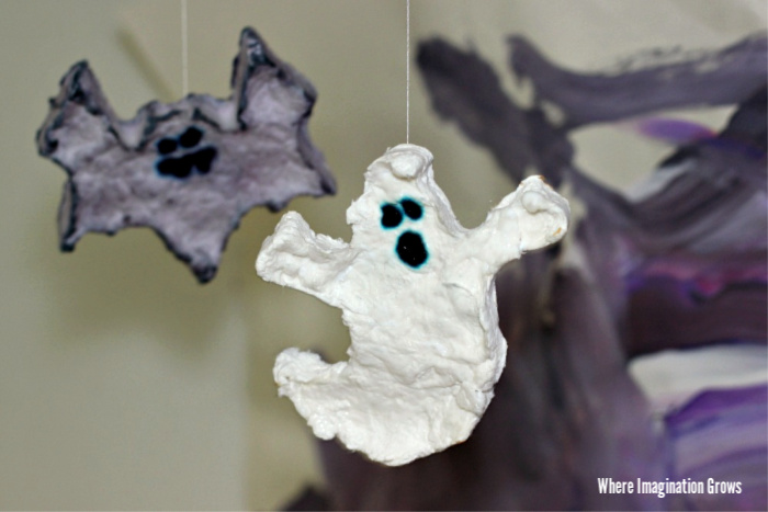 Halloween Ghosts & Bats from pressed toilet paper! A simple toilet paper craft for preschoolers to make this Halloween