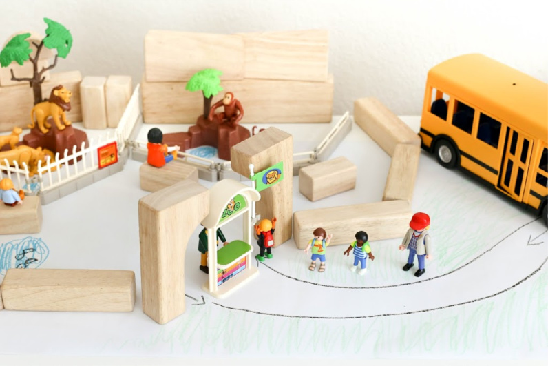 School field trip pretend play prompt for preschoolers! A fun small world with blocks and Playmobil